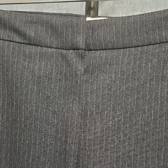 Le Suit Dark Gray Pinstripe Pantsuit Excellent Condition Size 22 W - Picture 11 of 16